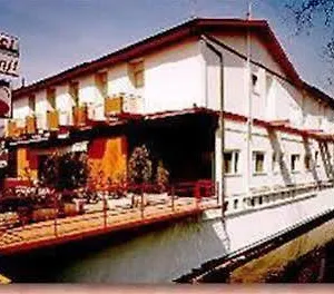 https://hotel-tre-santi.hotelslidodijesolo.com